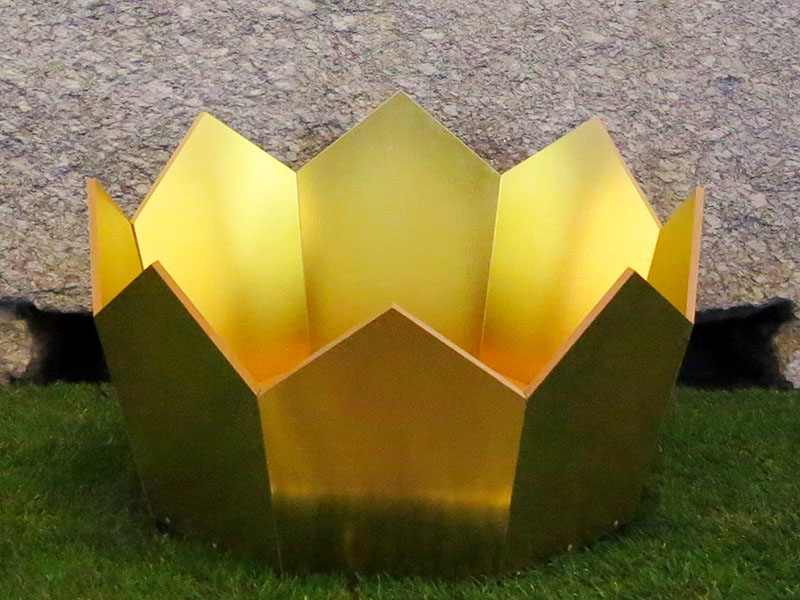 Goldene Krone auf einer Rasenfläche